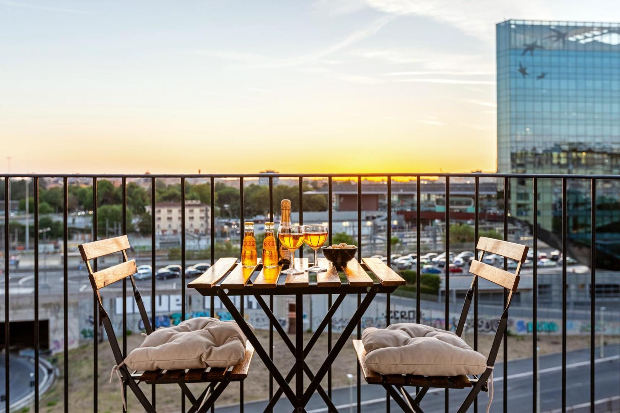 Stylish & Cozy - 5 Star Location- Balcony - View Rom