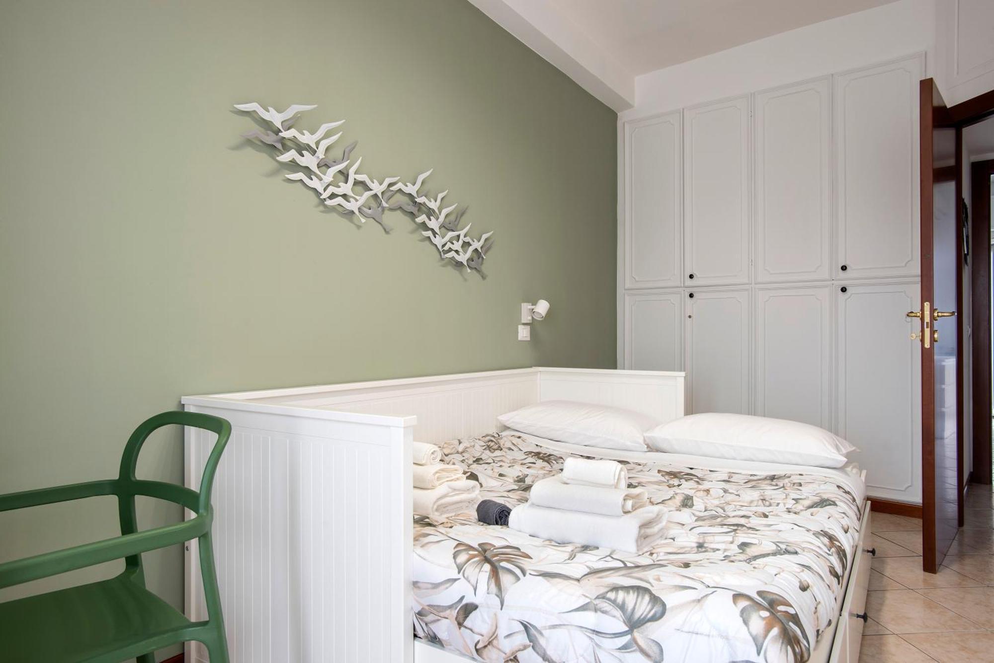 Stylish & Cozy - 5 Star Location- Balcony - View Feriehus *