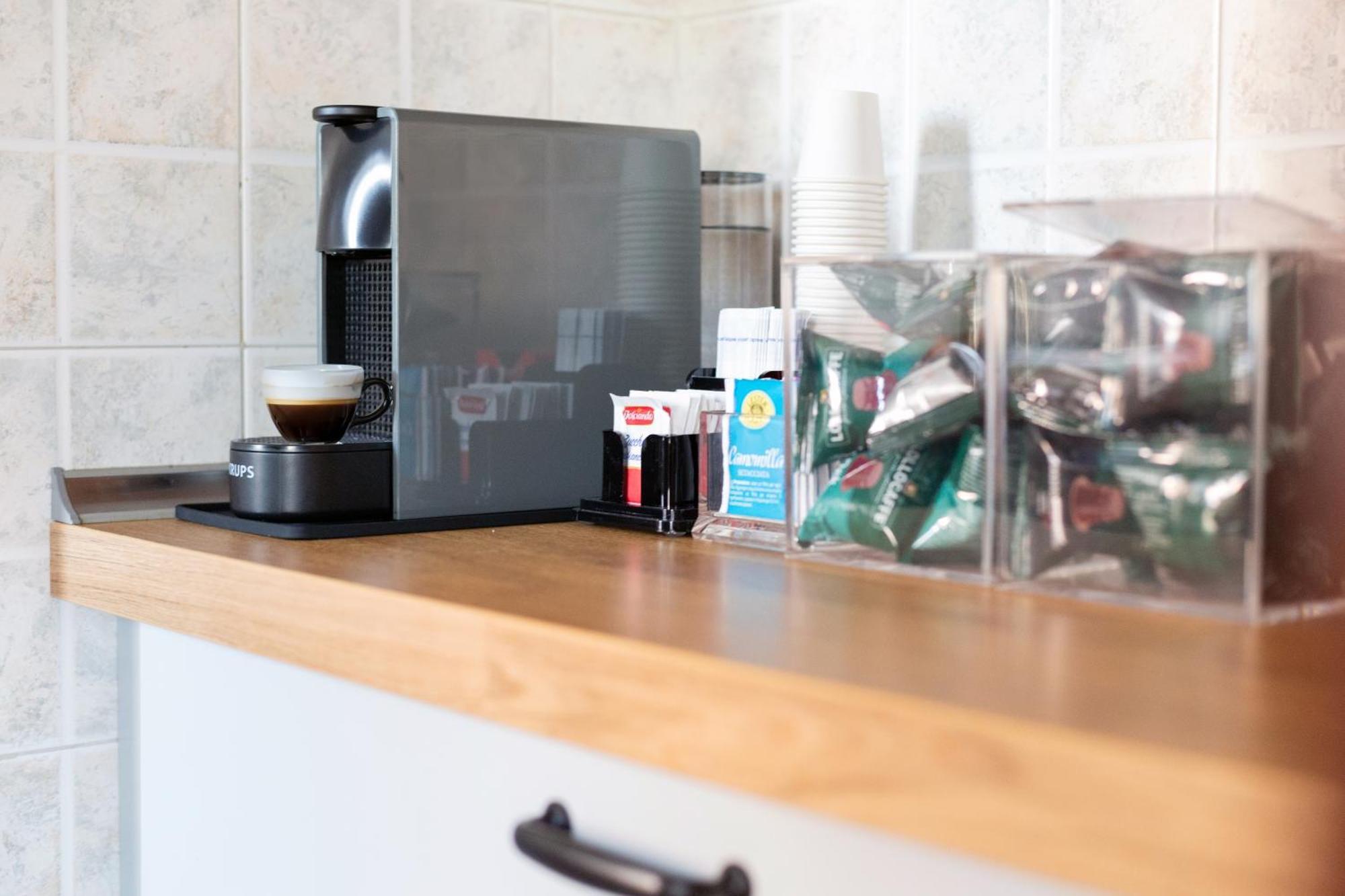 Stylish & Cozy - 5 Star Location- Balcony - View Semesterbostad Rom