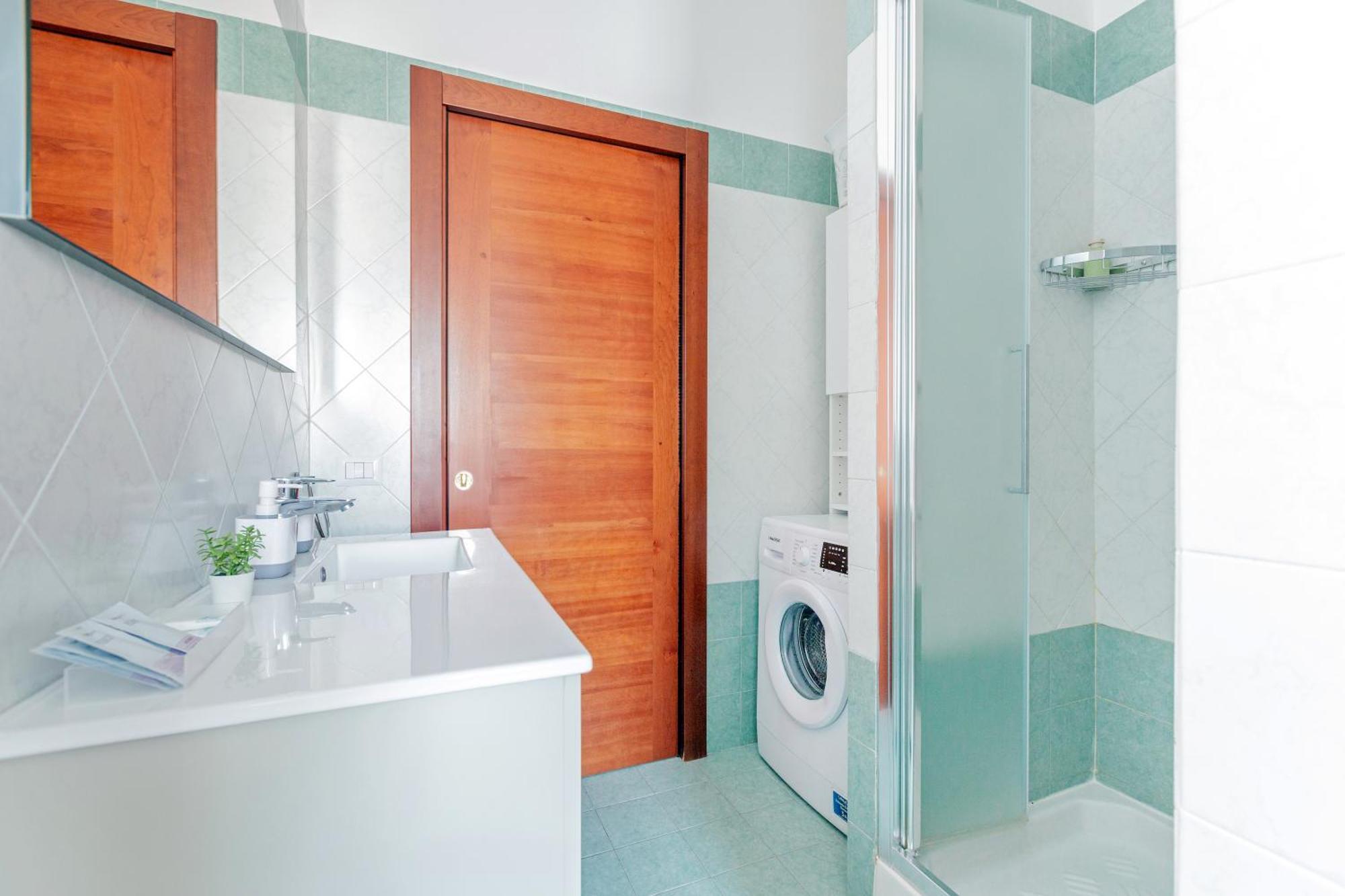 Stylish & Cozy - 5 Star Location- Balcony - View Semesterbostad *