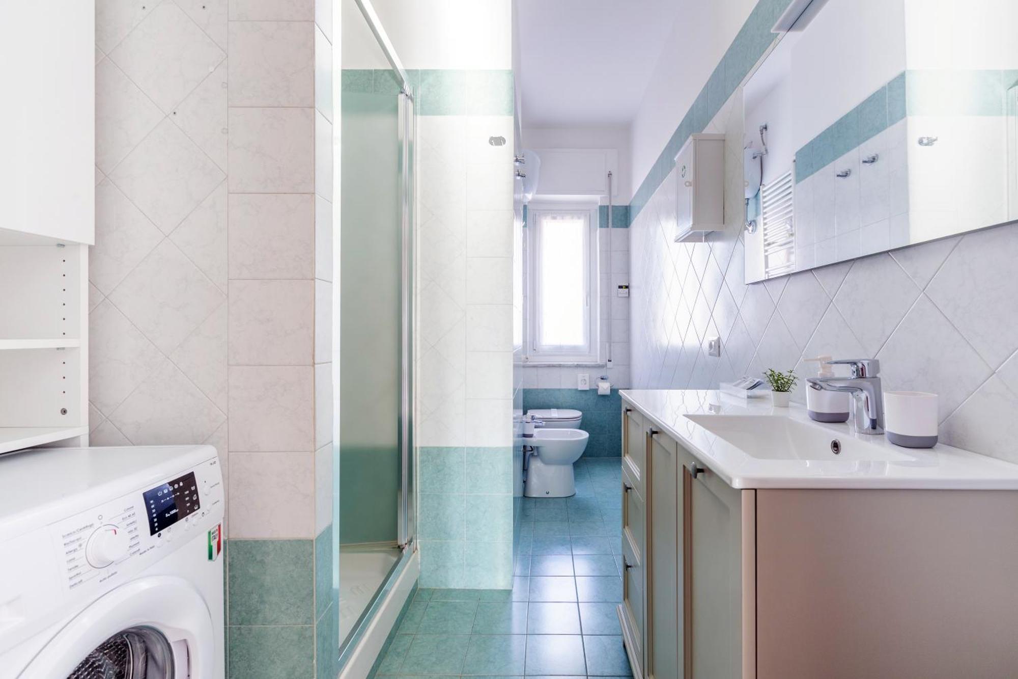 Stylish & Cozy - 5 Star Location- Balcony - View Semesterbostad Rom
