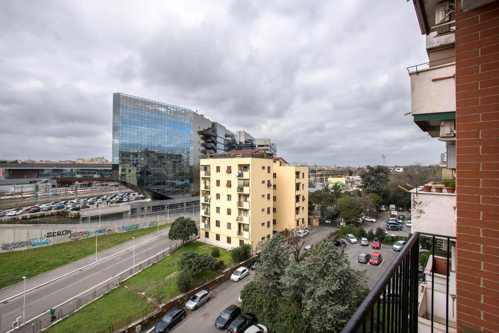 Stylish & Cozy - 5 Star Location- Balcony - View Semesterbostad *